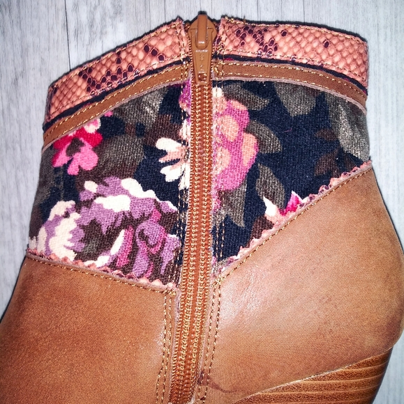 EUC Poetic License 'All A Glow' Ankle Boots - Picture 5 of 8